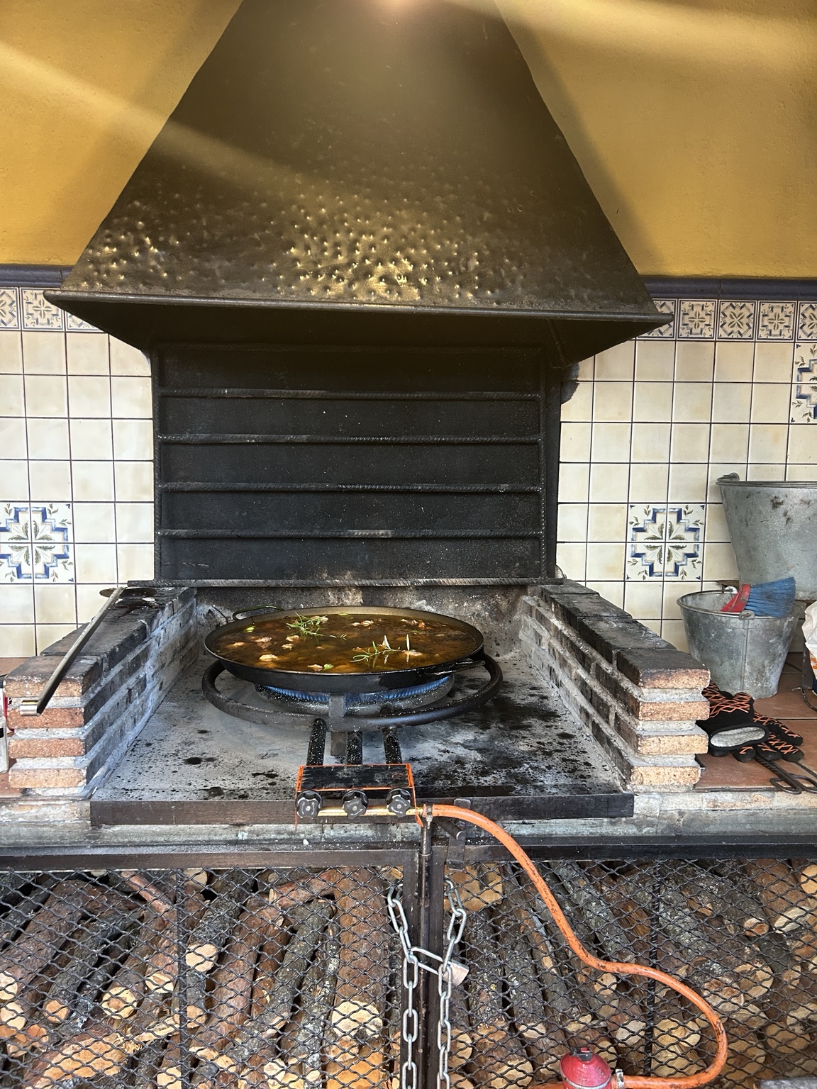 Zona de barbacoa y paellero