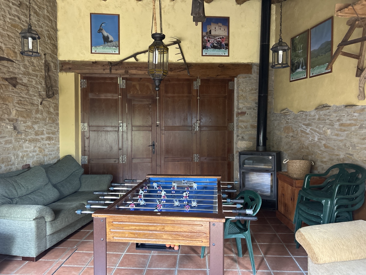 Salón de juegos con futbolín